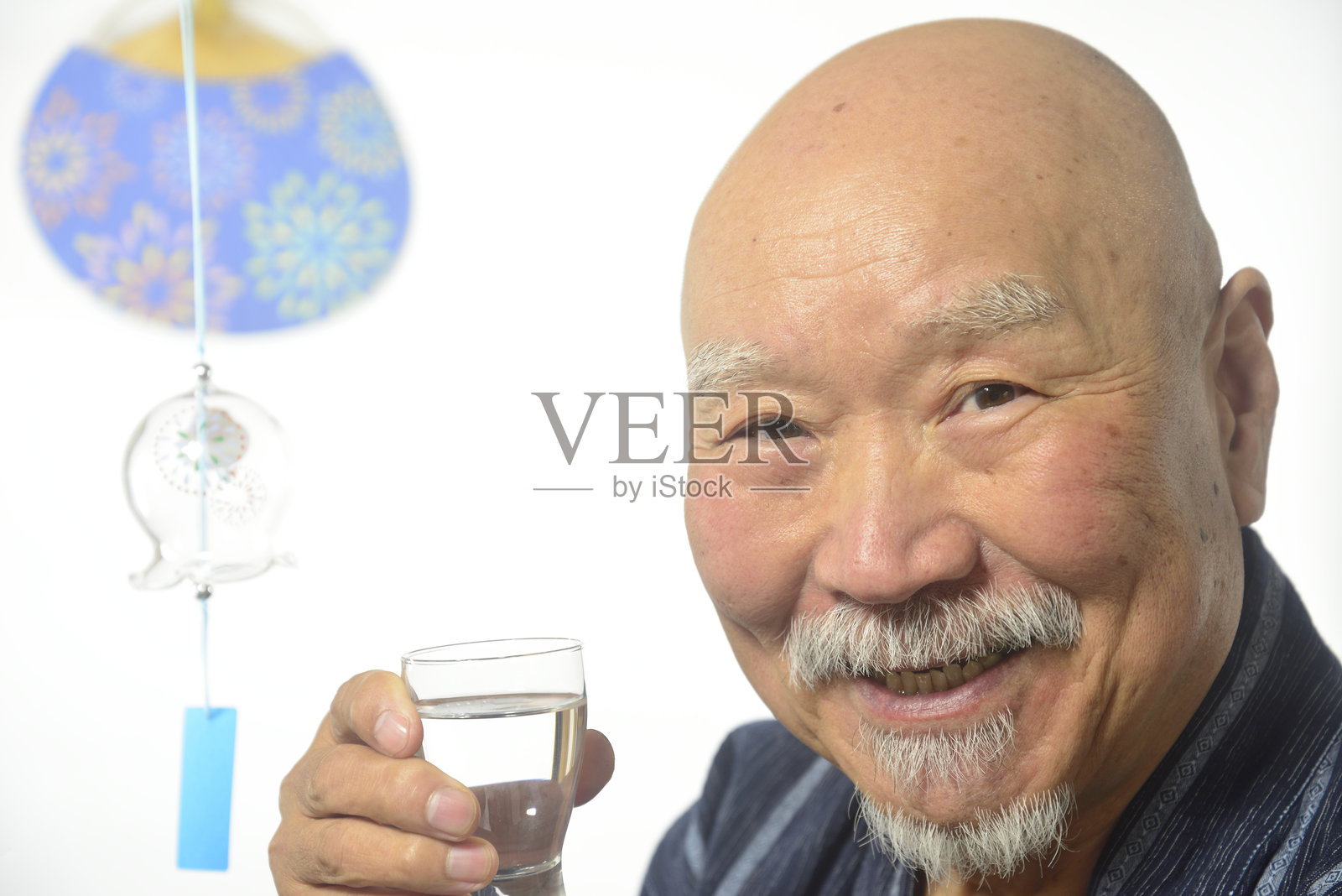 微笑着喝清酒照片摄影图片