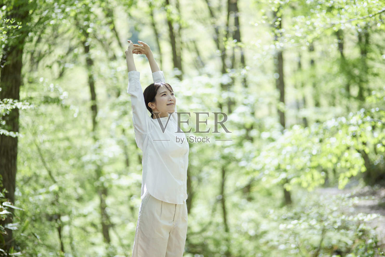 日本女性在大自然中享受森林浴照片摄影图片