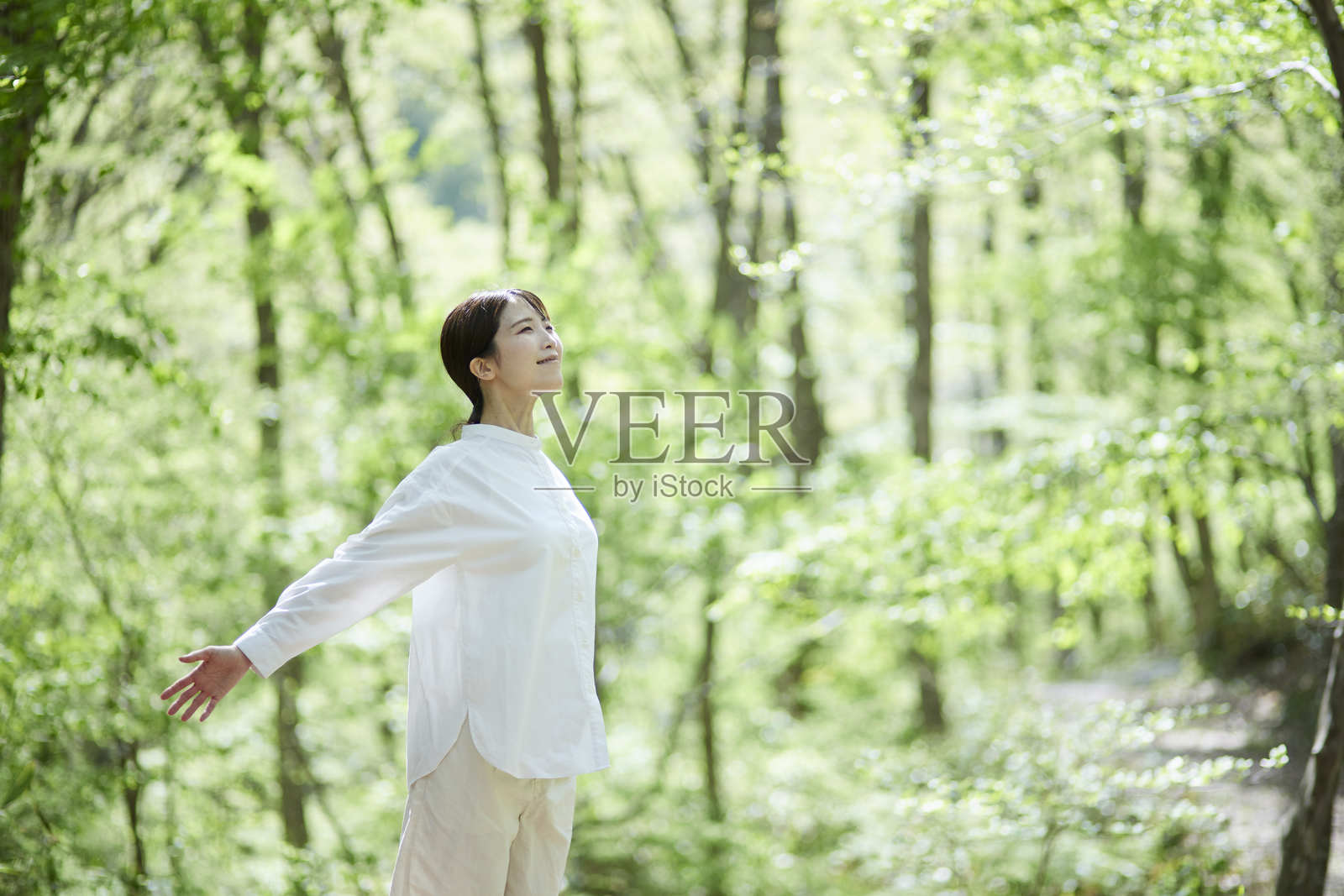 日本女性在大自然中享受森林浴照片摄影图片