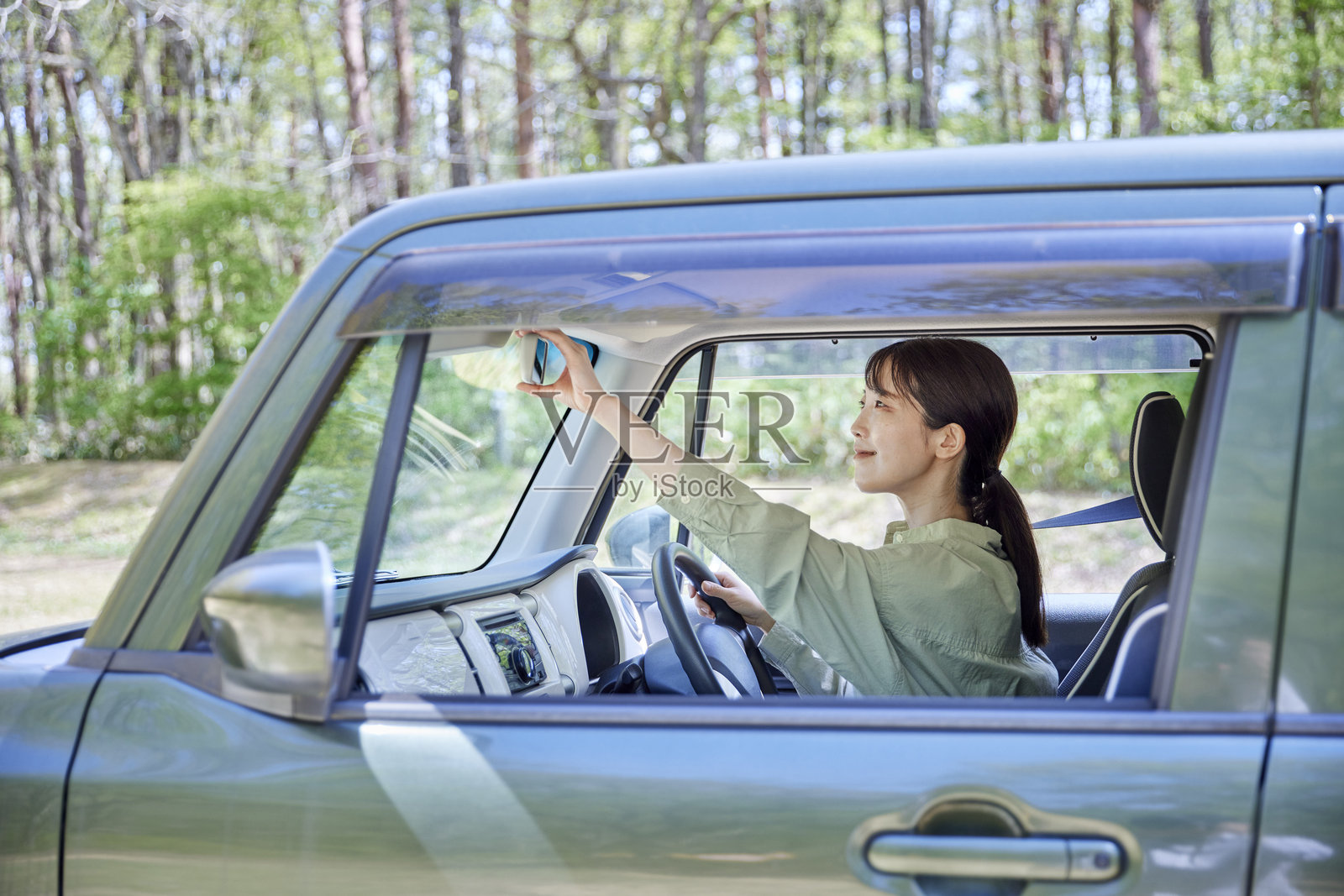 日本女性驾驶汽车照片摄影图片