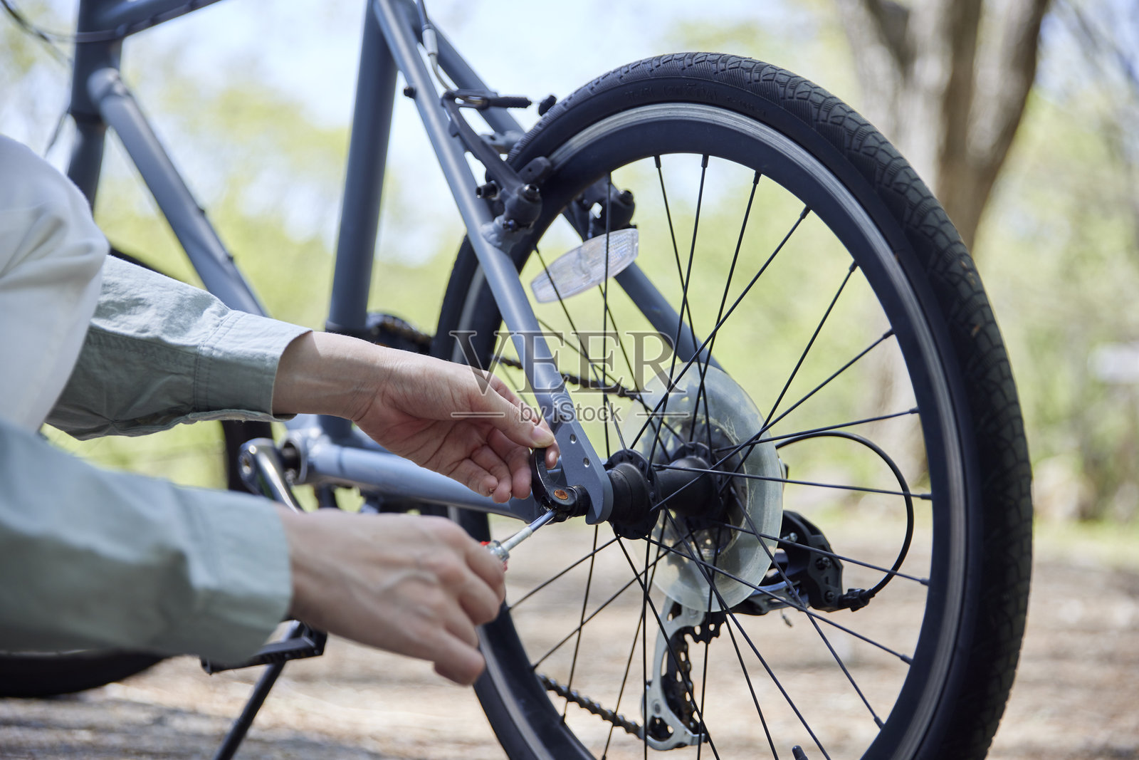 一位日本女性修理自行车的手照片摄影图片