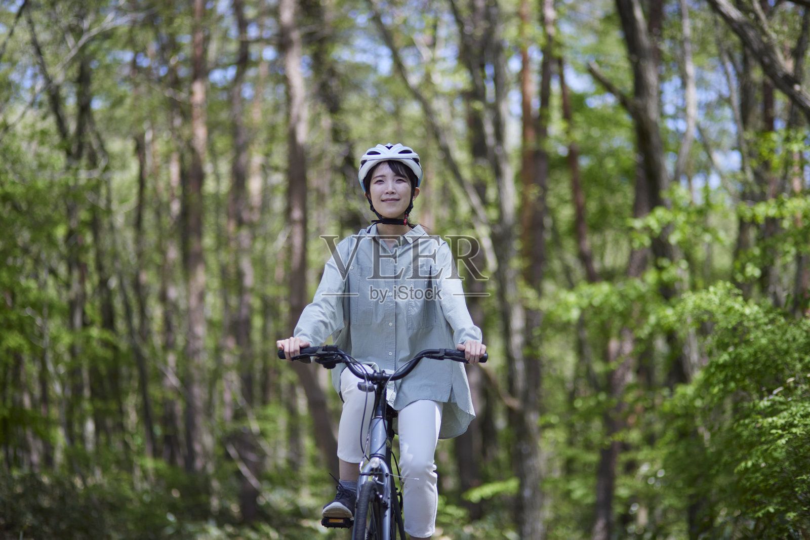 日本女性在大自然中享受骑行照片摄影图片