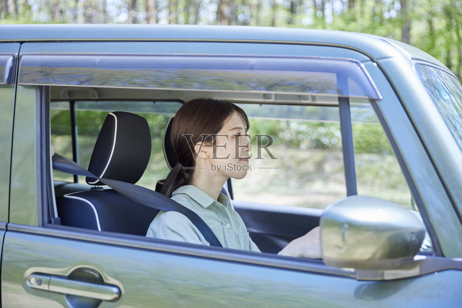 日本女性驾驶汽车照片摄影图片