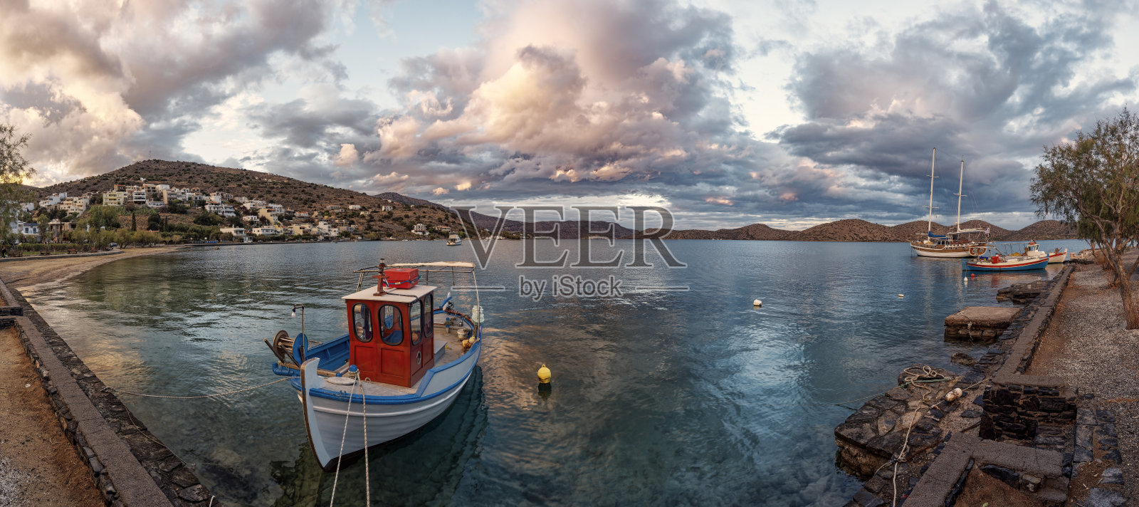 平静的水面映照出斯基斯马·埃伦塔斯的美丽照片摄影图片