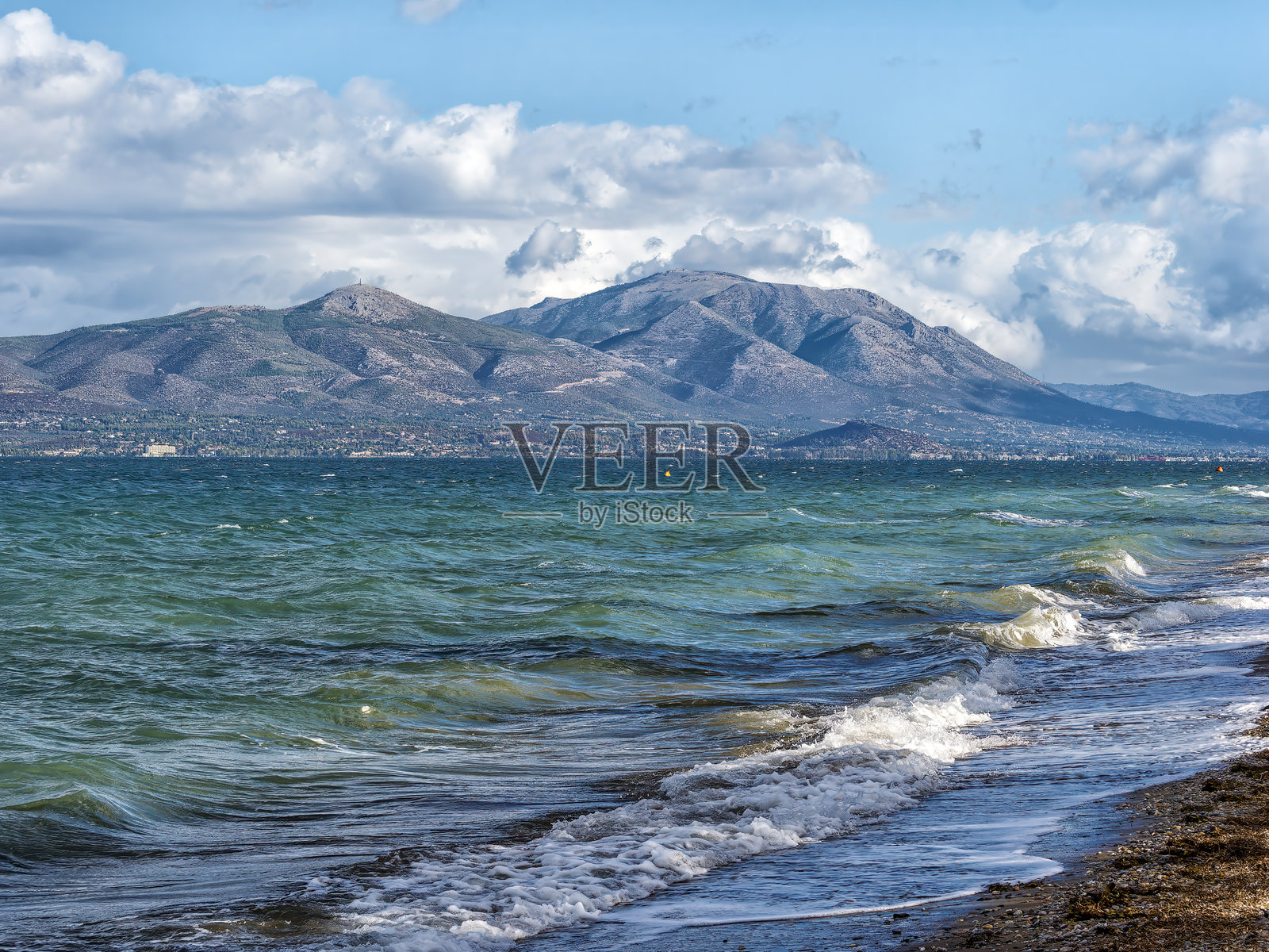 波浪轻轻拍打着查尔科乌茨的宁静海岸照片摄影图片