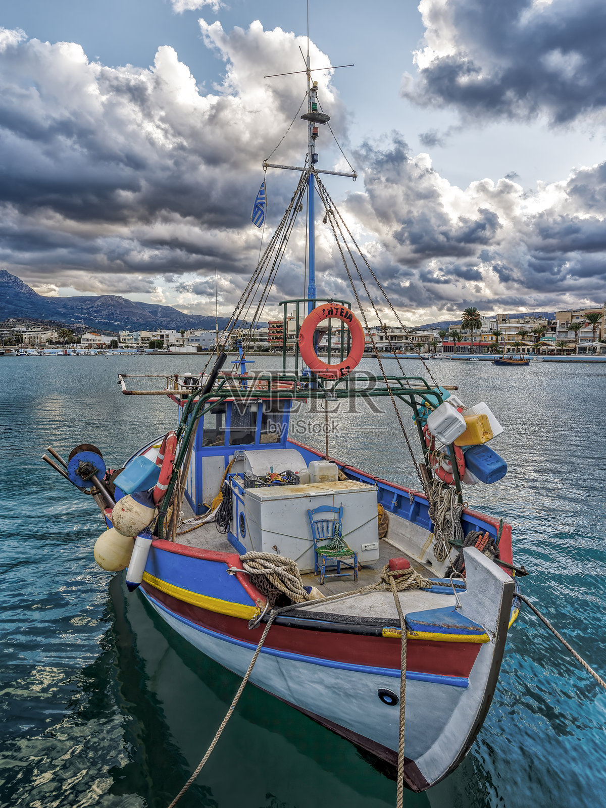 五彩斑斓的渔船停靠在西提亚港口照片摄影图片