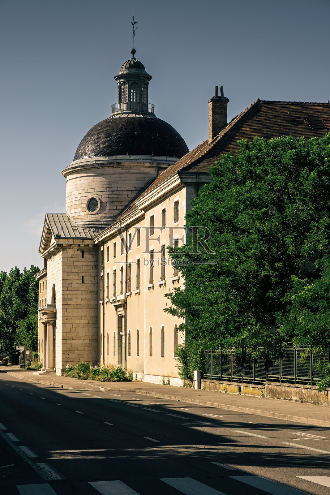 法国布尔根布雷斯的古老历史前医院照片摄影图片