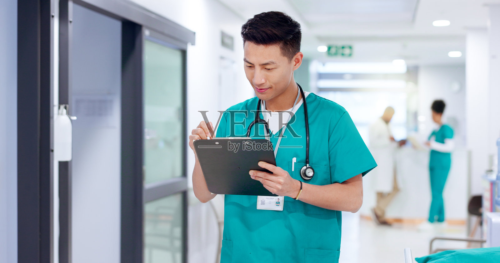 护士在医院为医疗报告和检查记录写作，手持夹板的男性。清单、阅读和快乐的医疗专业人员，查看日程、研究和诊断测试结果。照片摄影图片