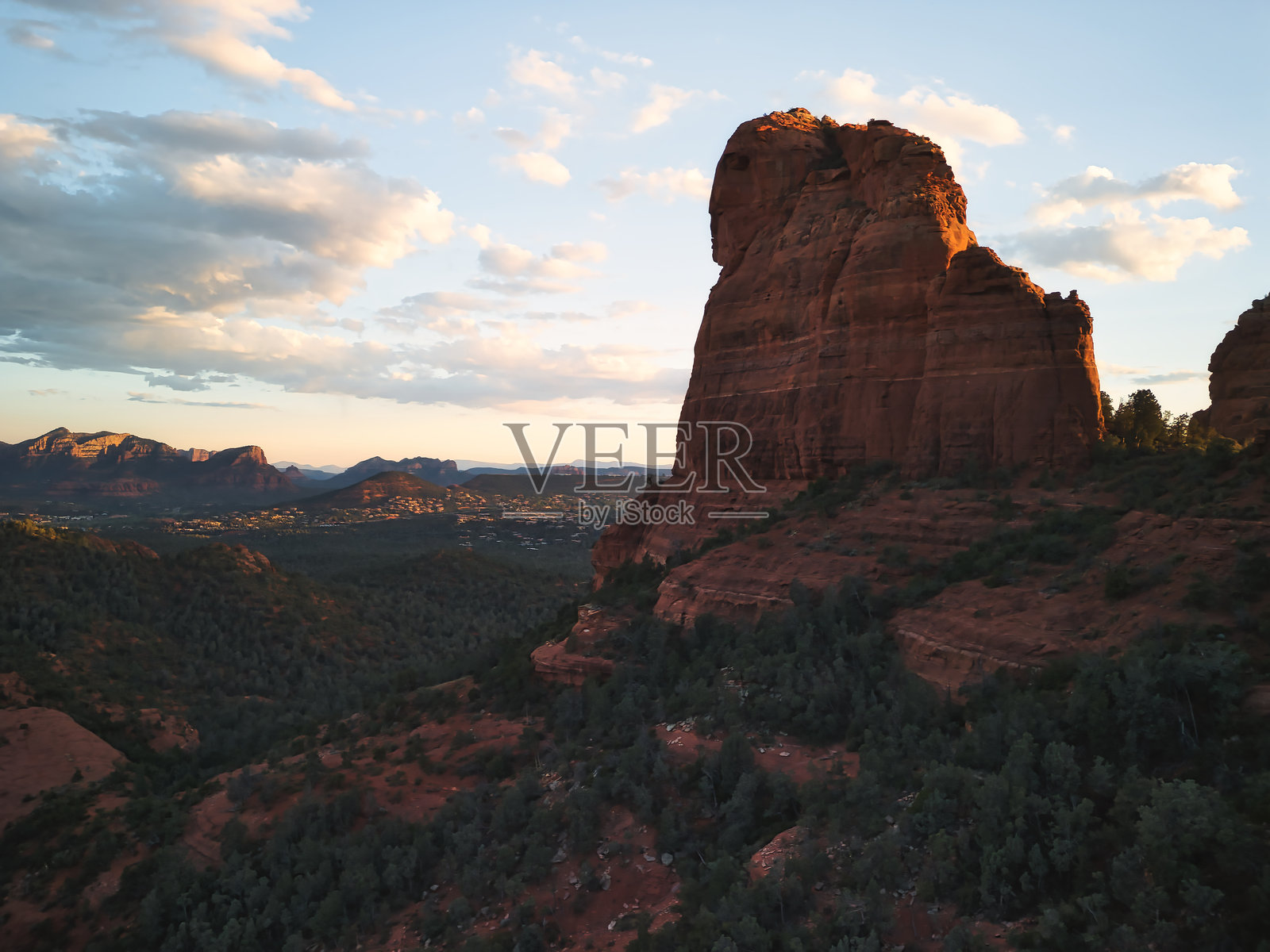 塞多纳的岩石与云朵照片摄影图片