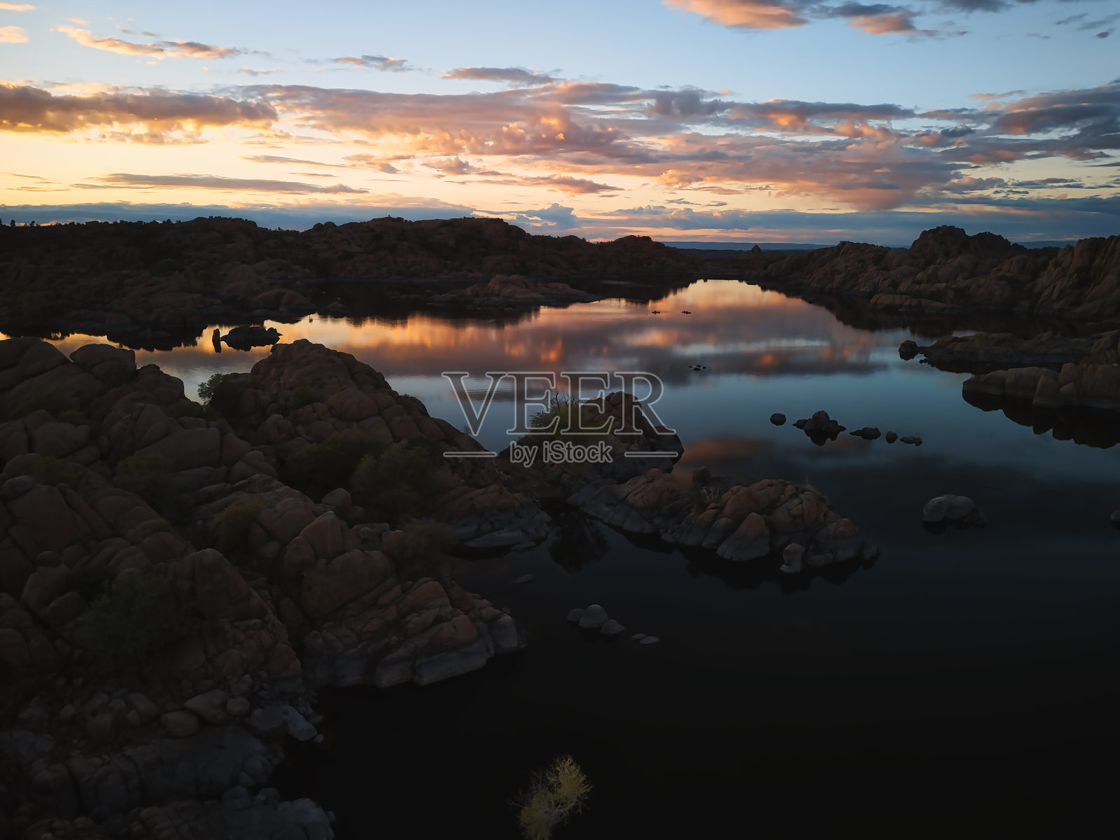 湖沃森的傍晚时分照片摄影图片