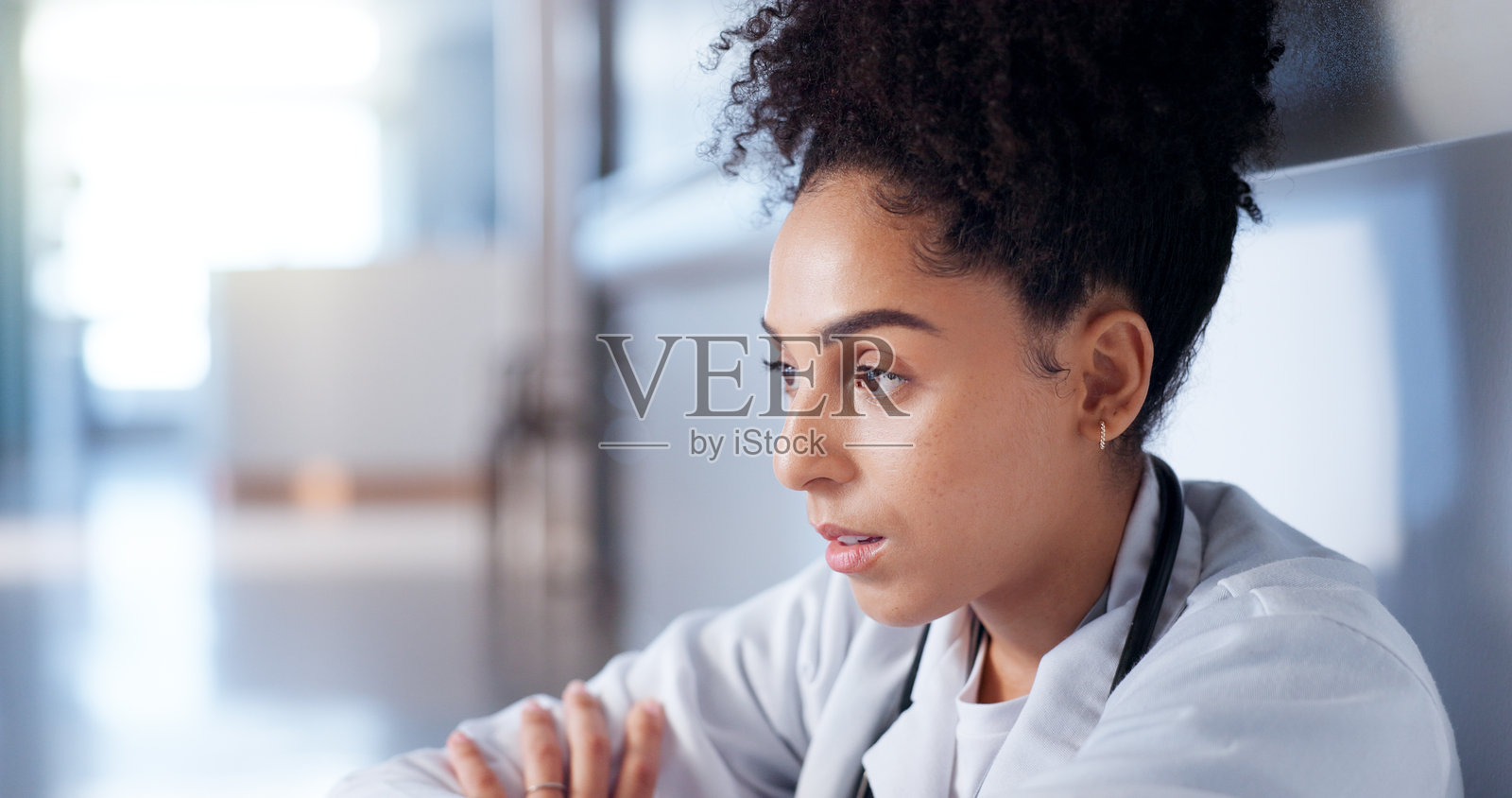 抑郁，女性与医生在大厅，思考或因倦怠而感到悲伤，面临坏消息或医疗挑战。个人，因错误而感到压力或专业，因在急救服务中的失败而感到疲惫或压力。照片摄影图片