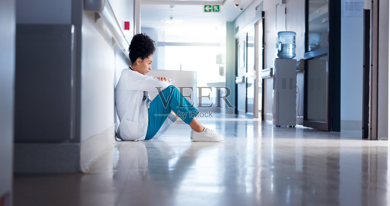 走廊中的女性医生，思考或因抑郁、倦怠或挑战而感到悲伤。医疗专业人员在大厅中，因错误或压力而面临失败的紧急服务或坏消息。照片摄影图片