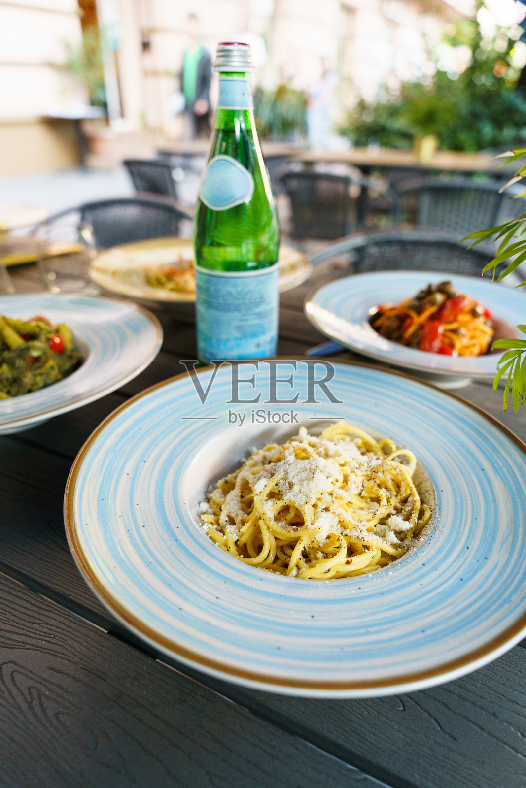 意大利面食搭配气泡水照片摄影图片