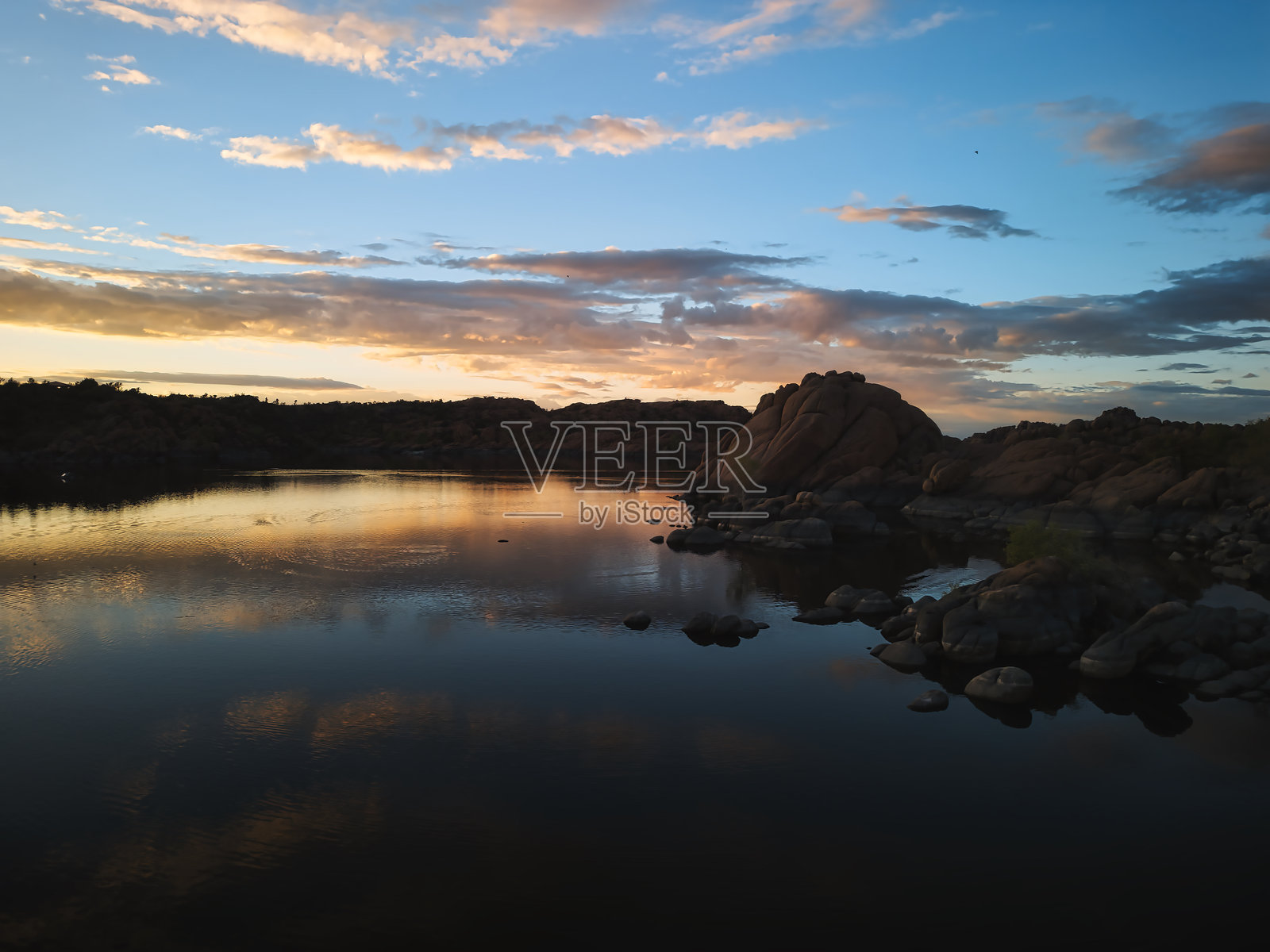 云和倒影照片摄影图片