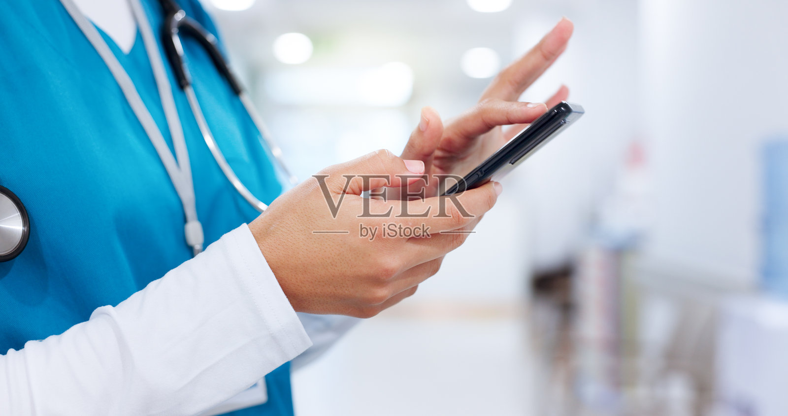 护士、手和拿着手机的女性用于医疗保健，报告和检查远程医疗记录。移动、沟通和医疗工作者在医院上网进行健康邮件、滚动和研究。照片摄影图片