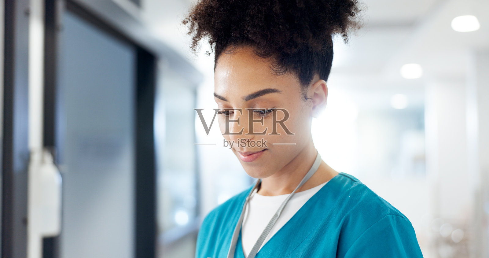 医院，女性和护士思考医疗保健创意，健康解决方案以及机会的反思。快乐的医疗工作者，诊所以及规划、解决问题和决策的洞察力。照片摄影图片