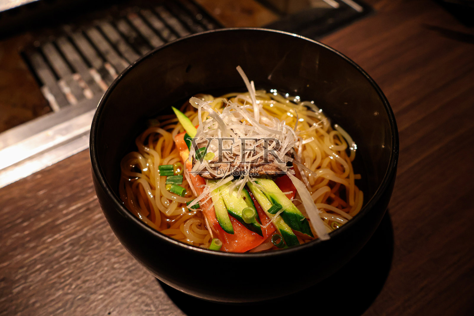 凉拌亚洲面条配新鲜蔬菜和装饰照片摄影图片