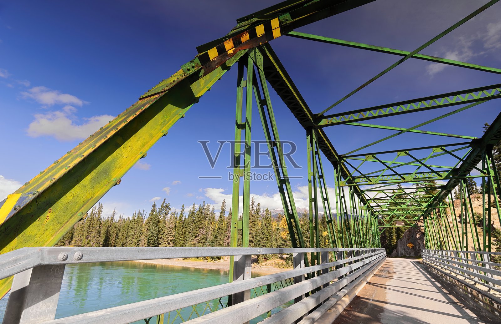 老堡点路上的老堡点桥，跨越阿萨巴斯卡河，采用绿色涂装的铆接铁制桁架。贾斯珀国家公园-阿尔伯塔-加拿大-235照片摄影图片