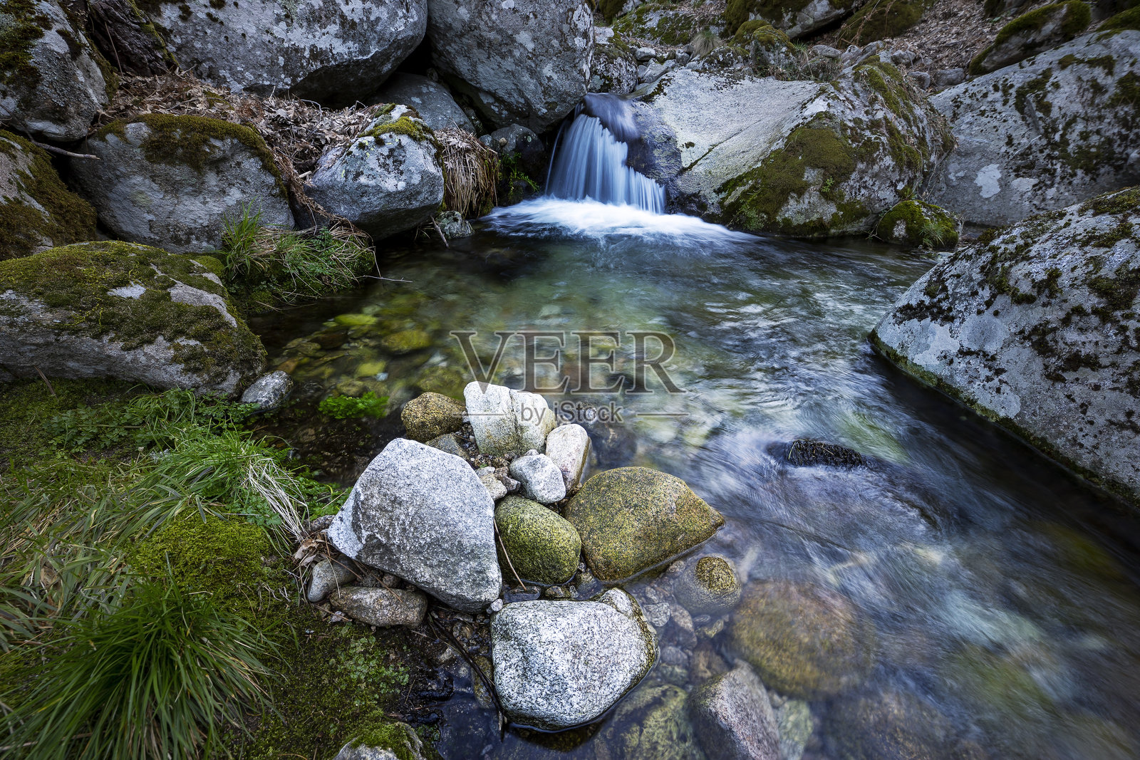 格拉哈峡谷中的小溪照片摄影图片