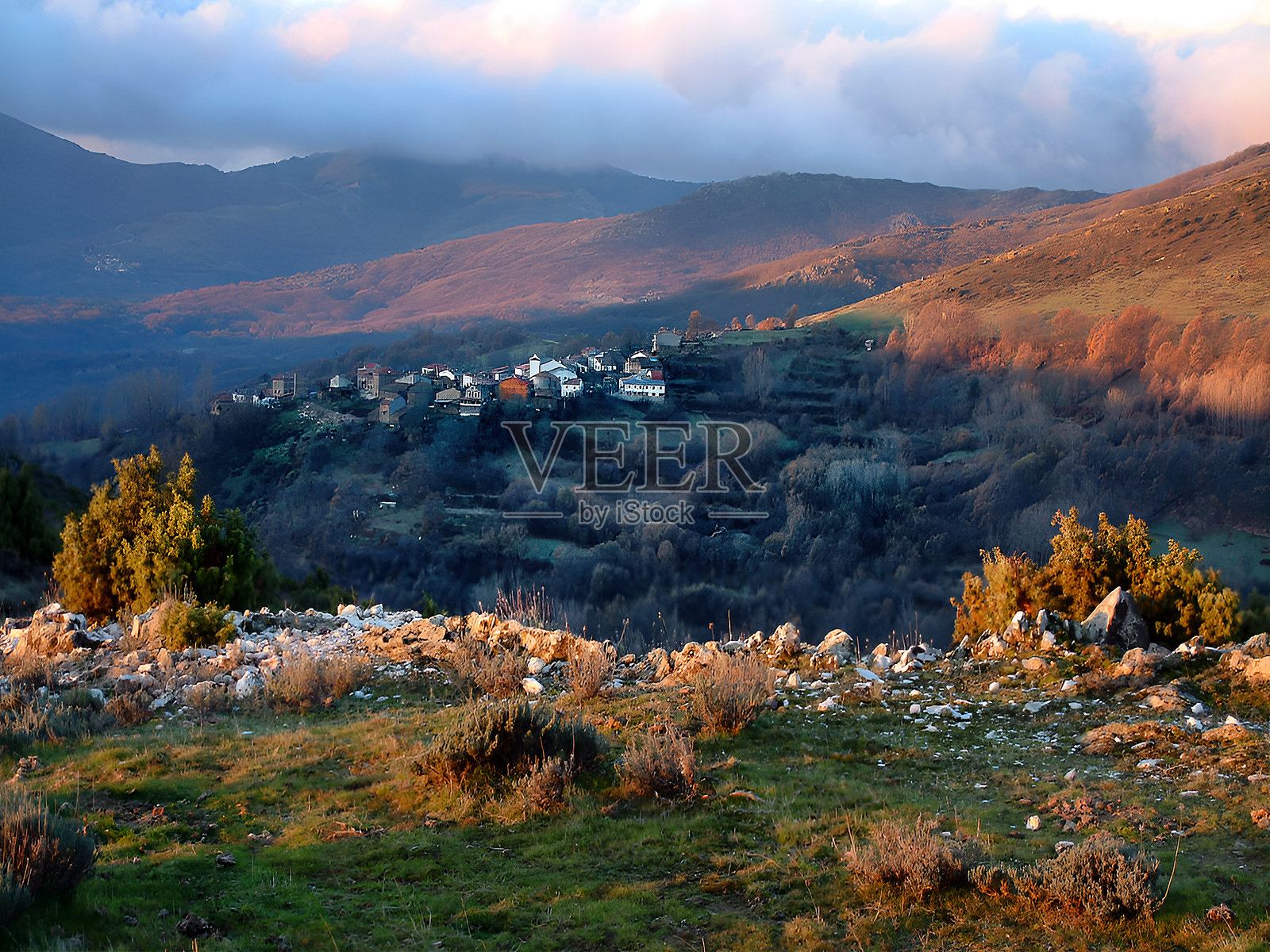 拉希鲁埃拉村庄位于群山之间照片摄影图片