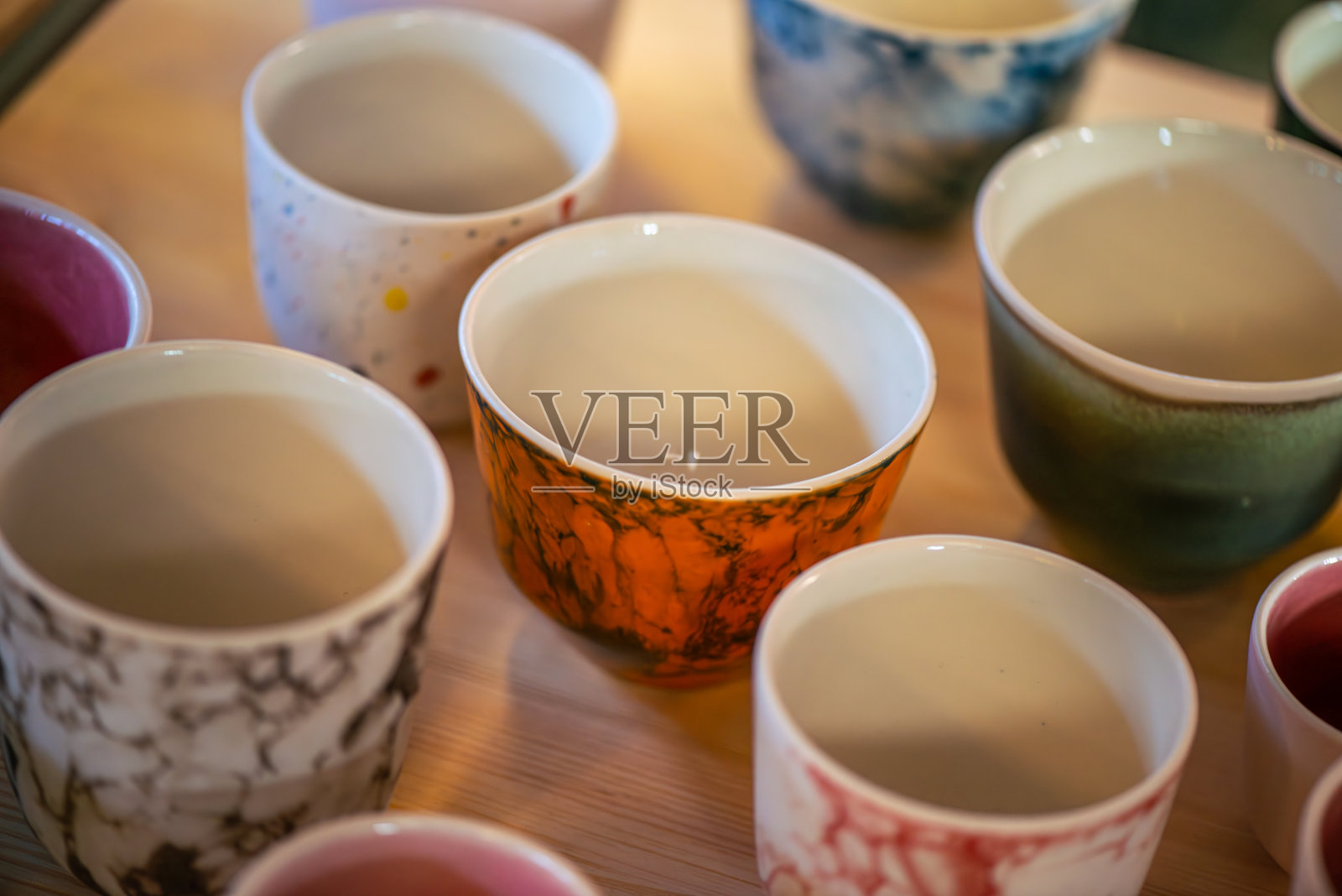 咖啡杯艺术工作坊与多彩陶瓷创作照片摄影图片