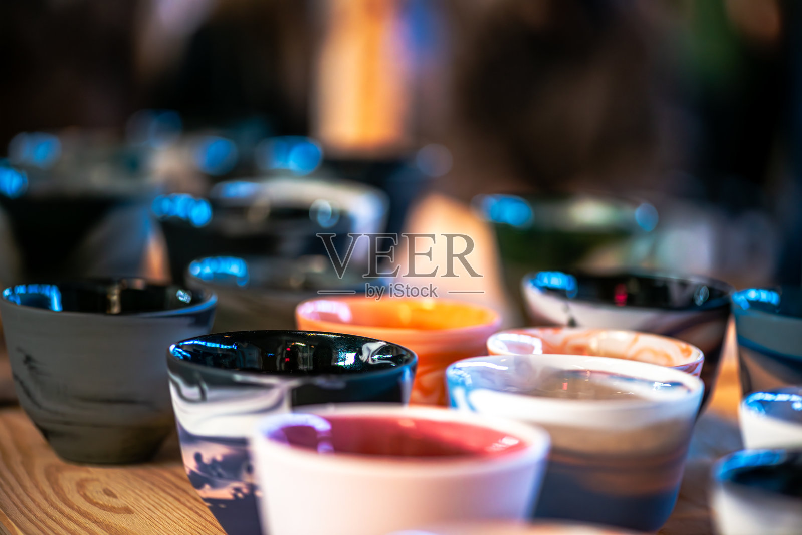 咖啡杯艺术工作坊与多彩陶瓷创作照片摄影图片