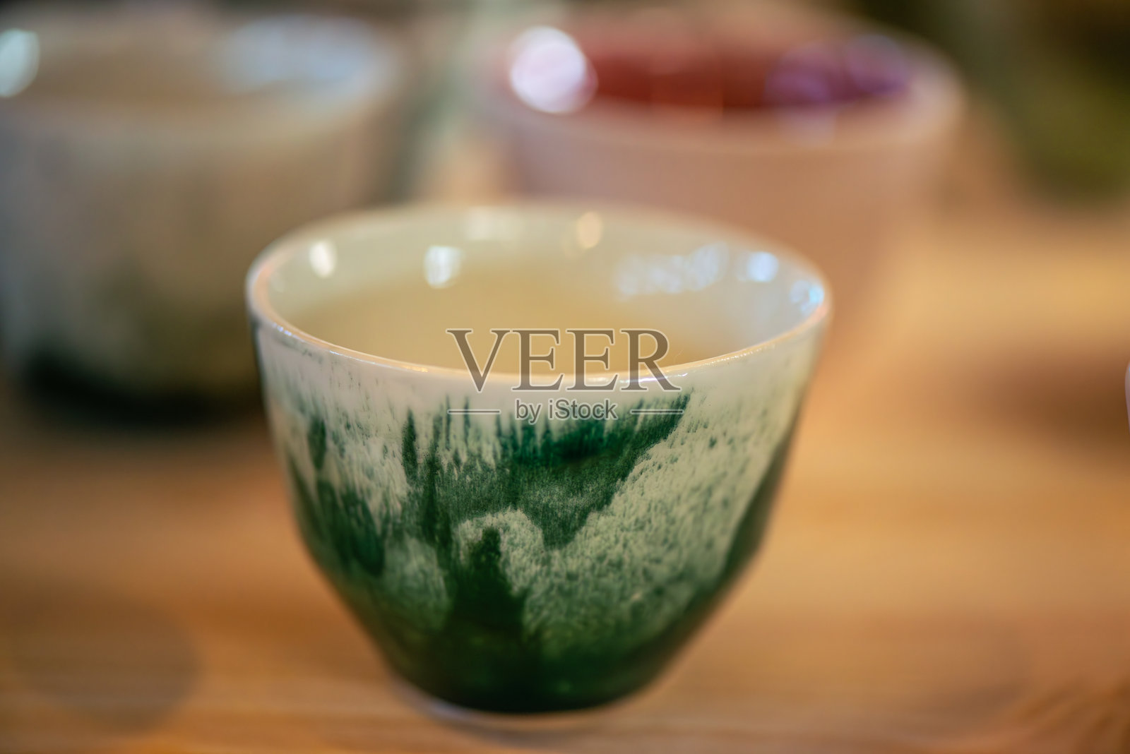 咖啡杯艺术工作坊与多彩陶瓷创作照片摄影图片