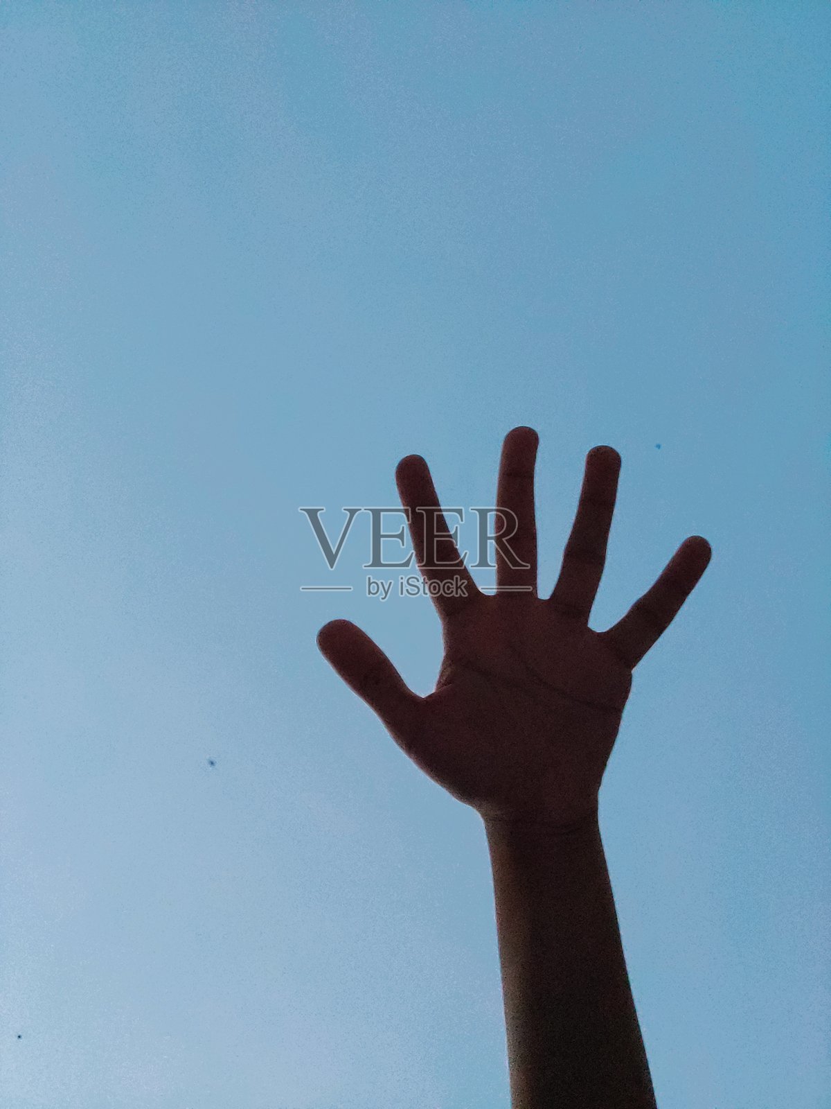 五指张开的人手在蓝色背景下 - 高清库存照片照片摄影图片