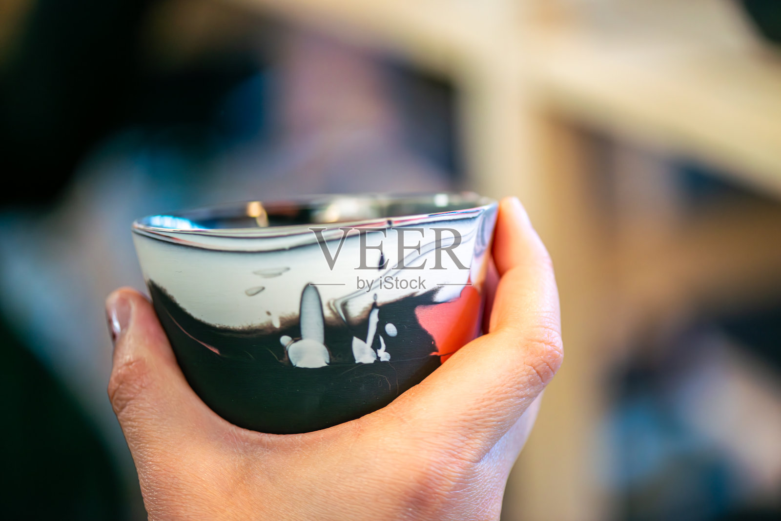 咖啡杯艺术工作坊与多彩陶瓷创作照片摄影图片