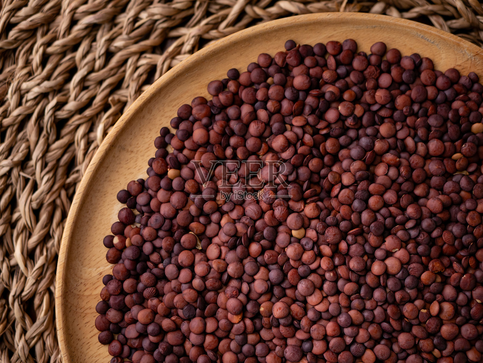 有机生未煮的深红棕色扁豆种子。照片摄影图片