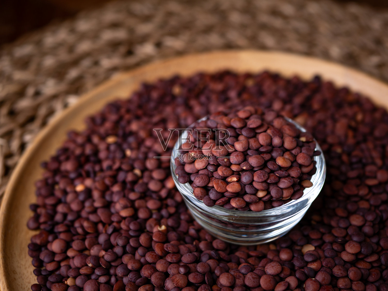 有机生未煮的深红棕色扁豆种子。照片摄影图片