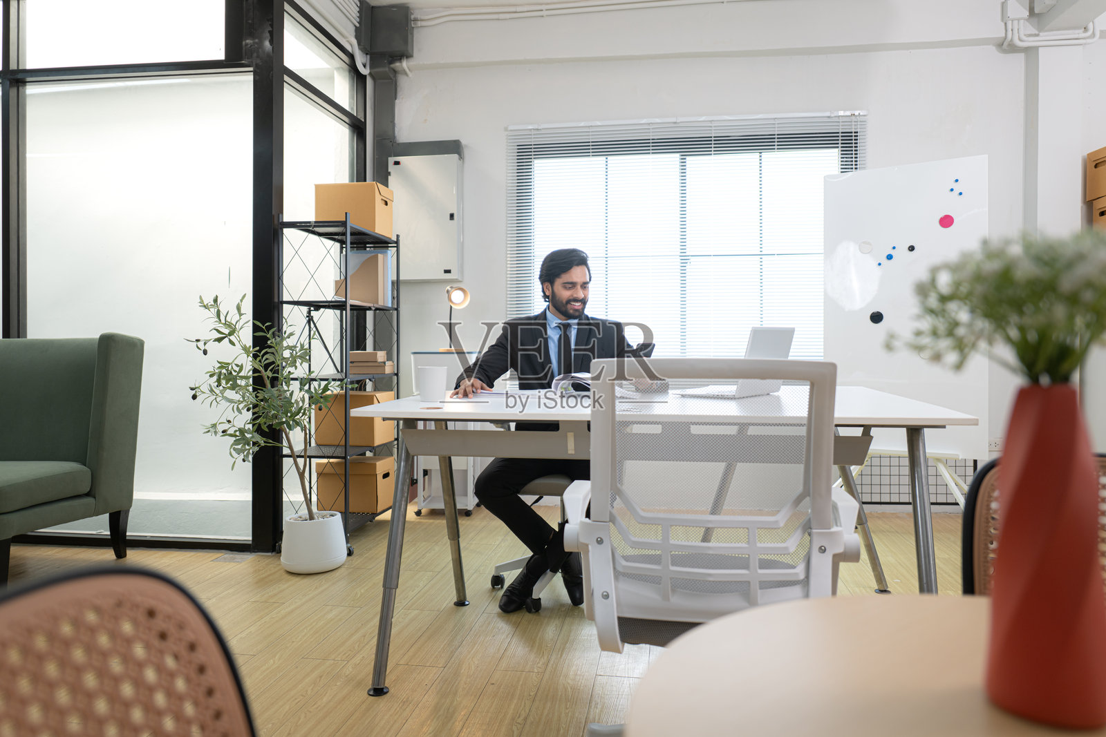 在现代办公室，老板在会议前准备检查商业项目的进展。照片摄影图片