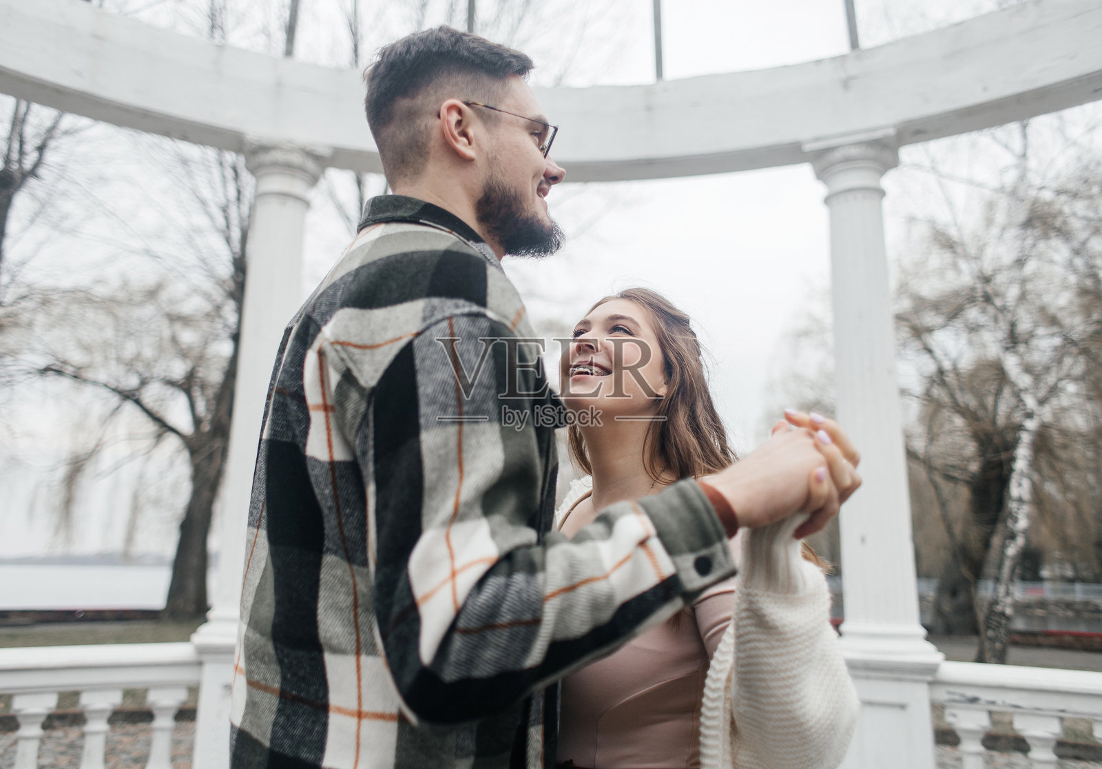 带牙套的微笑。带牙套的美丽女孩在约会。年轻人们跳舞、亲吻和拥抱，享受相聚的时光。照片摄影图片