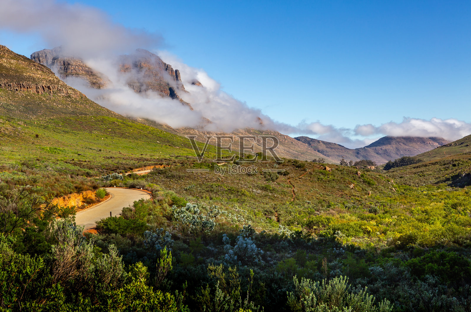 雾蒙蒙的山脉照片摄影图片