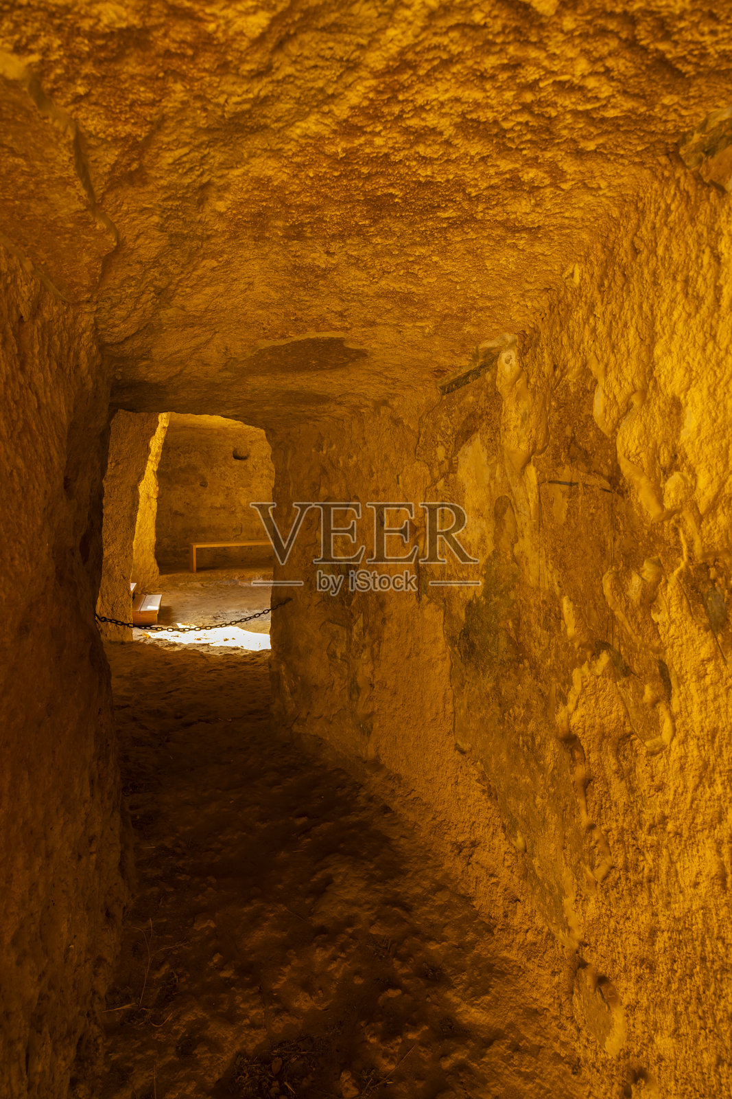 西班牙卡尔莫纳的圆顶墓室内部，展示了拱顶和柱子。照片摄影图片