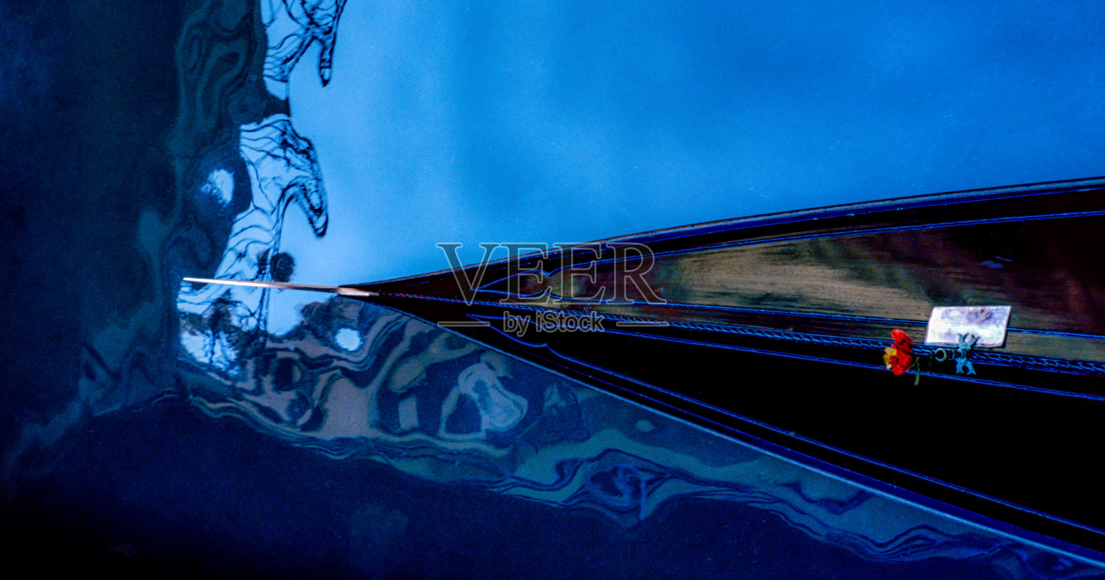 威尼斯运河中的贡多拉照片摄影图片