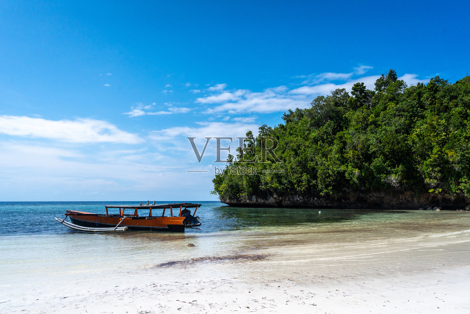 托干群岛，苏拉威西，印度尼西亚，利亚海滩上的传统船只照片摄影图片