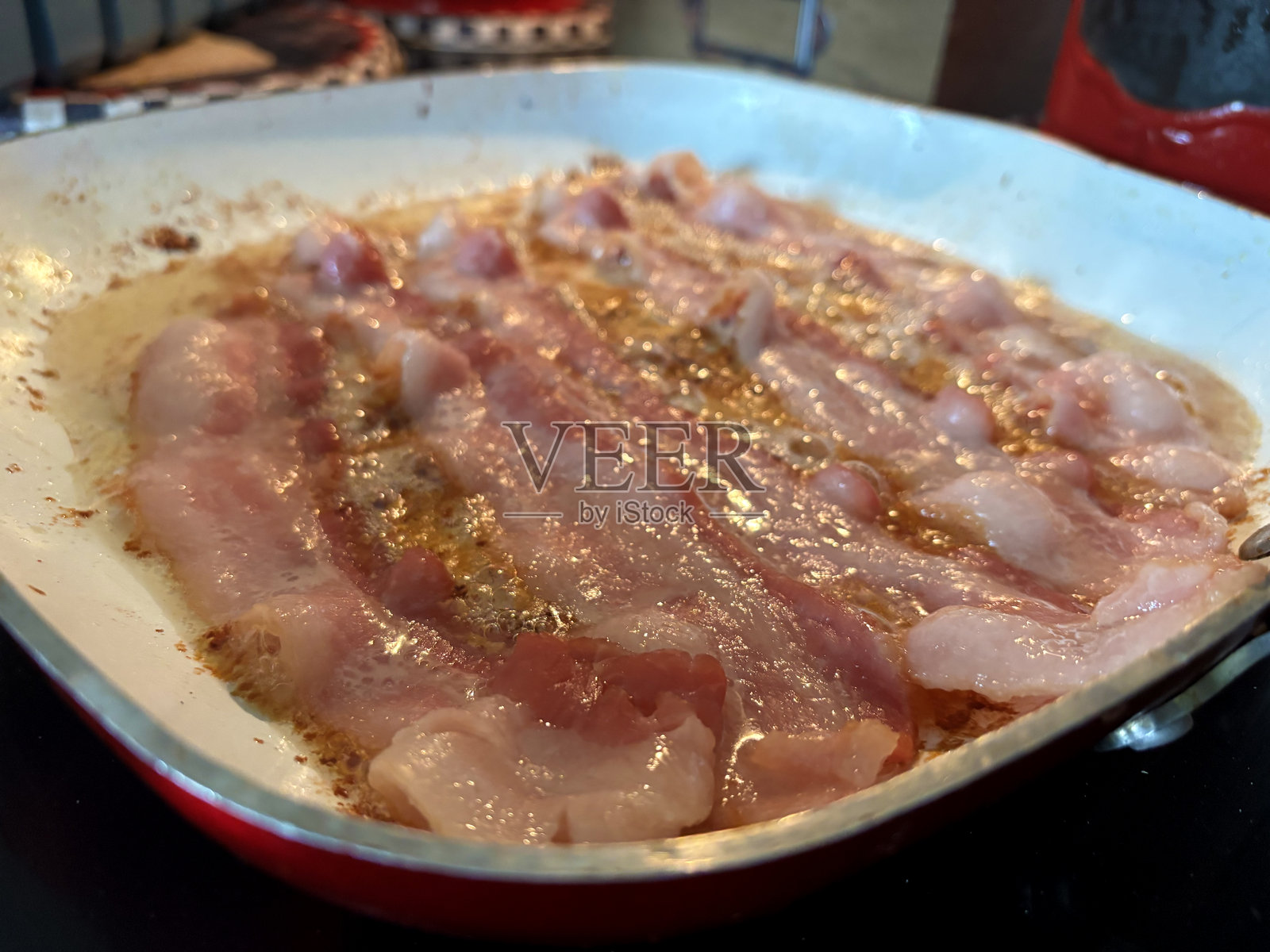 煎锅上烹饪培根照片摄影图片
