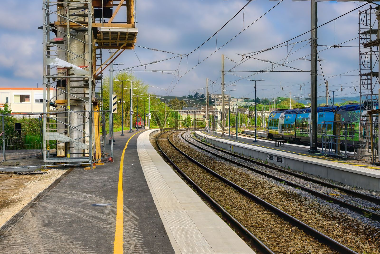 现代火车站，曲线轨道和脚手架。照片摄影图片