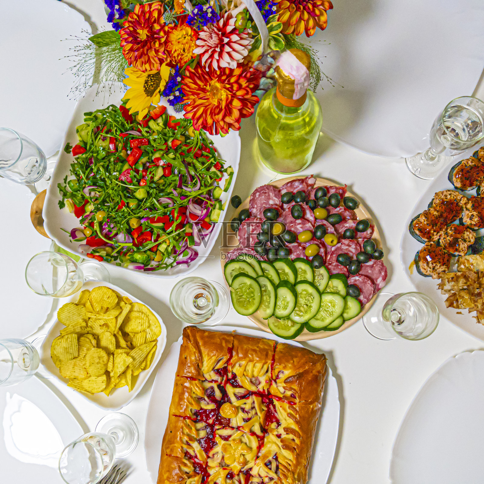 美味的樱桃苹果派，搭配果酱、蔬菜沙拉和肉盘，以及白盘上的寿司拼盘。照片摄影图片