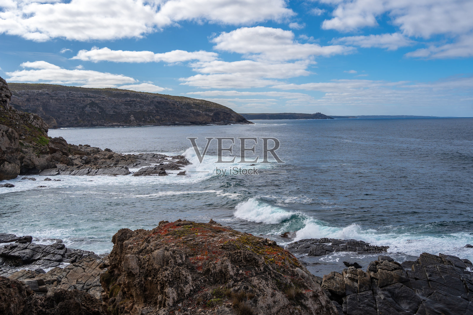 从澳大利亚袋鼠岛的弗林德斯追逐的杜库迪克角看到的岩石海岸线照片摄影图片