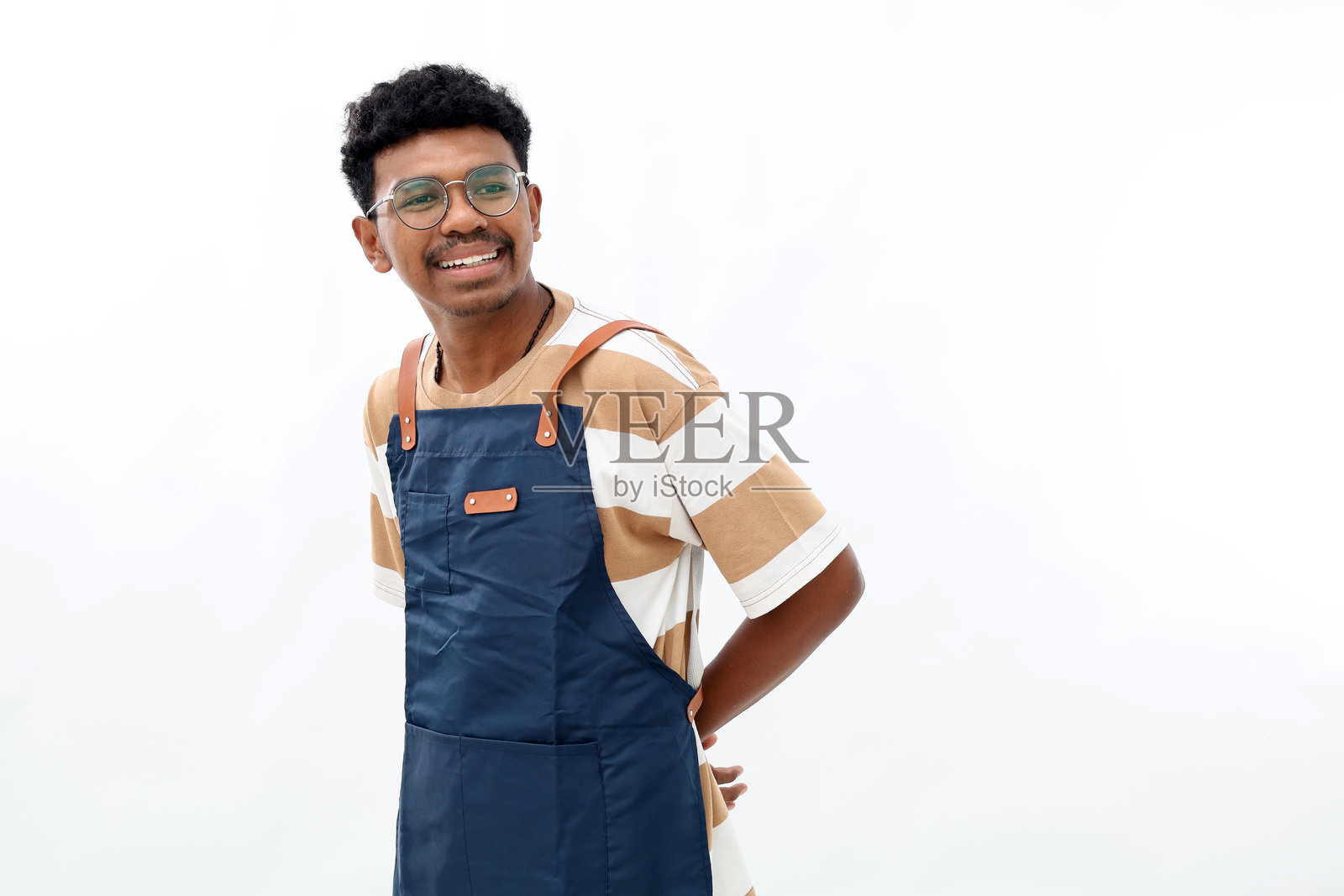 穿围裙的亚洲男性企业家，背景为白色。照片摄影图片