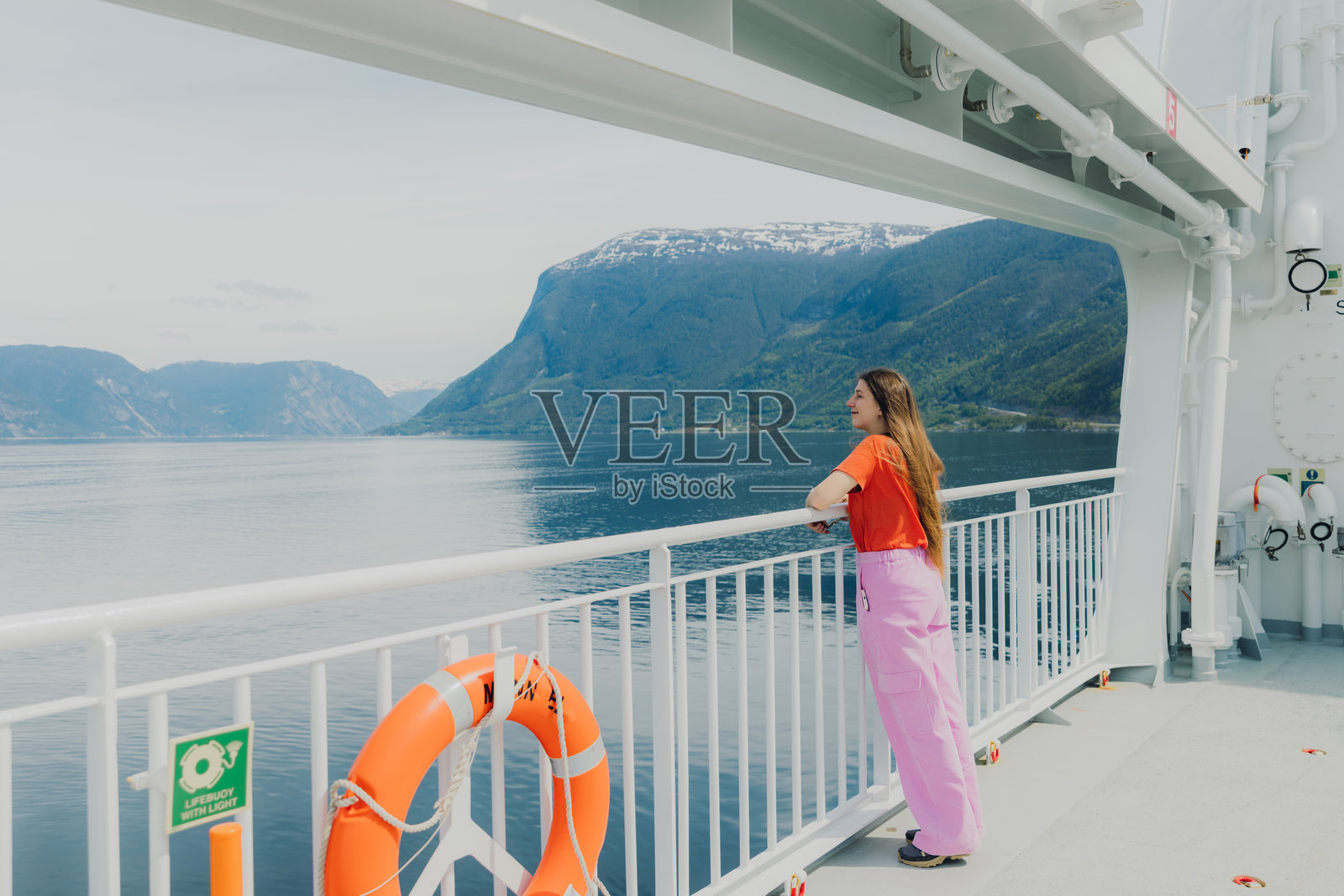 夏季旅行者在渡轮上思考穿越峡湾的旅程照片摄影图片