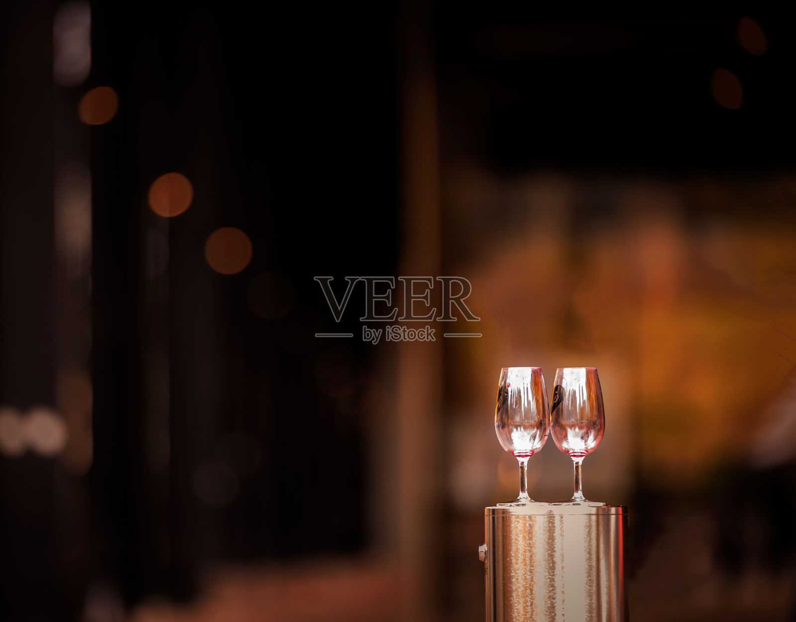 酒杯与散景灯光照片摄影图片