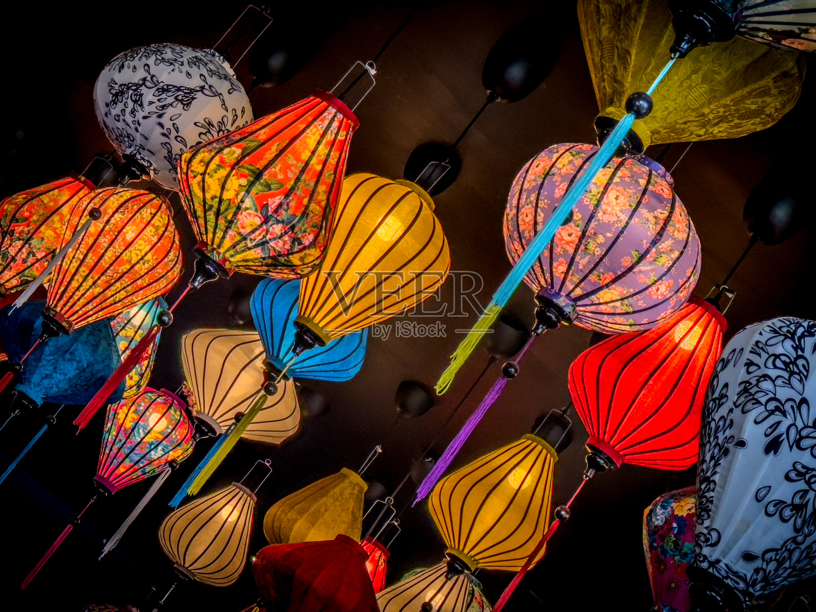 五彩缤纷的传统亚洲灯笼悬挂在室内照片摄影图片