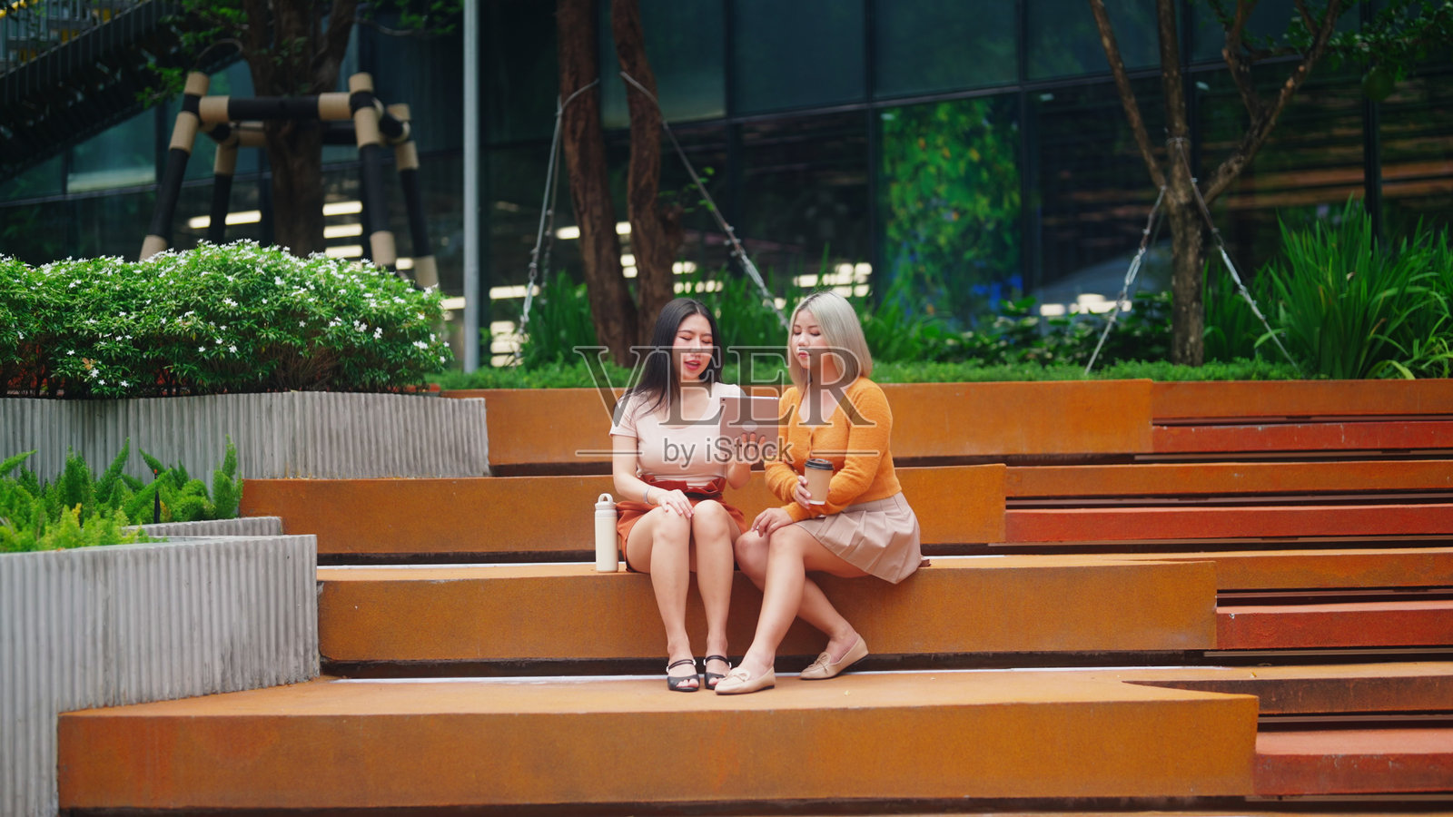 亚洲公司员工穿过共享办公区照片摄影图片