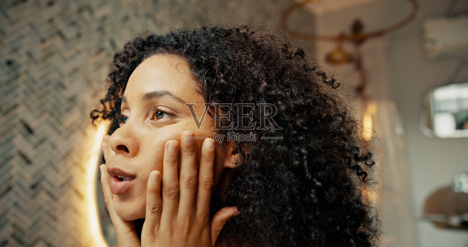 早晨，浴室里的女性进行护肤和面部护理，享受焕发光彩的面部护理，使用化妆品和清洁产品。皮肤科，自我护理和美容治疗，适合在家进行的胶原蛋白、抗衰老和美容护理。照片摄影图片