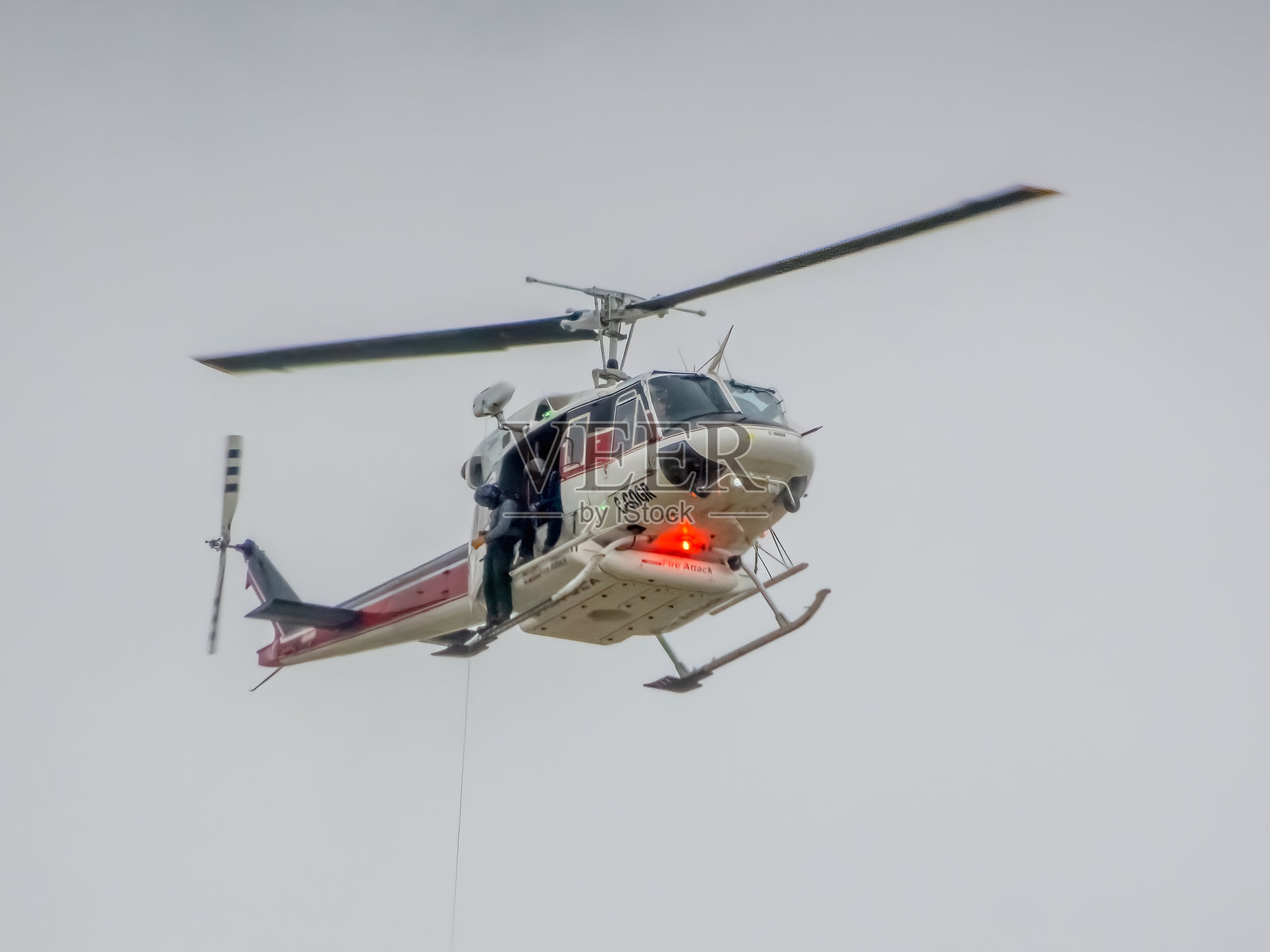 一张复古风格的照片捕捉到一架搜救直升机,机组人员在柔和的阿尔伯塔天空下展开行动,唤起一种英雄服务的感觉。照片摄影图片