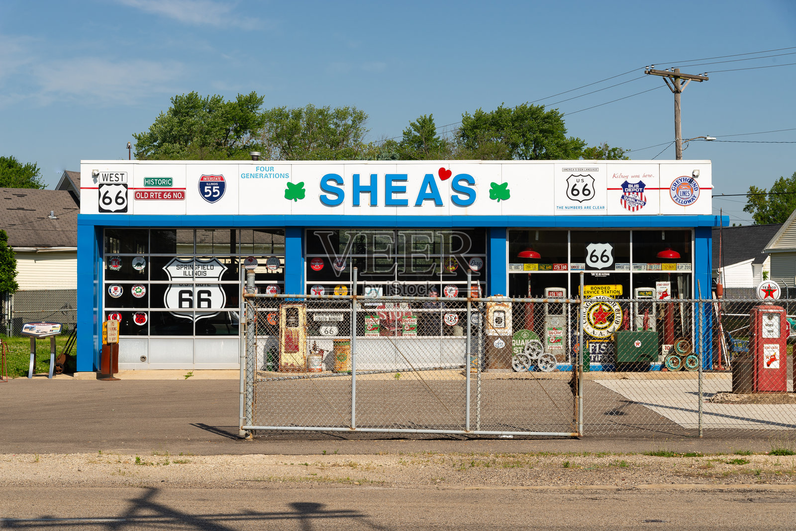 谢亚在历史悠久的66号公路上照片摄影图片