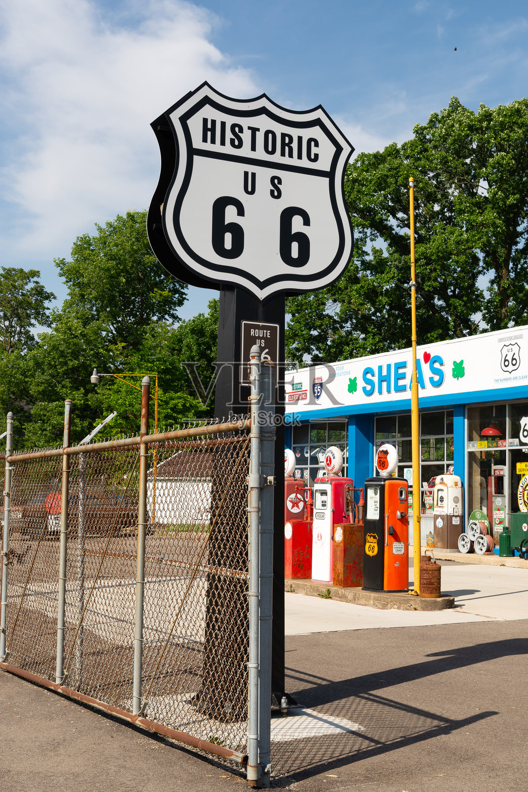 谢亚在历史悠久的66号公路上照片摄影图片